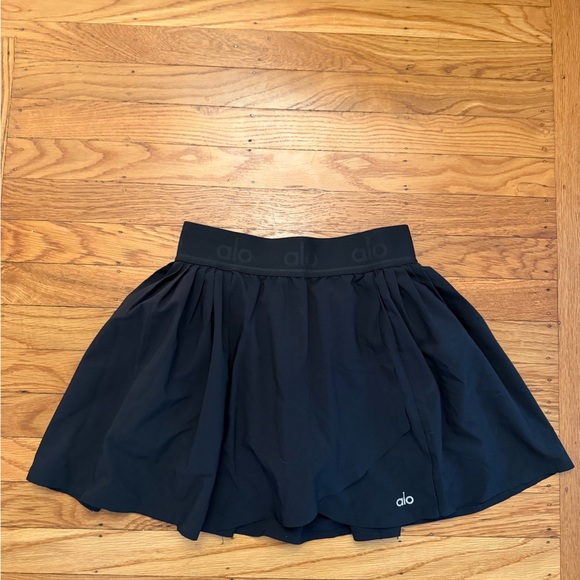ALO Yoga Dresses & Skirts - ALO Yoga Women's black aces tennis skirt